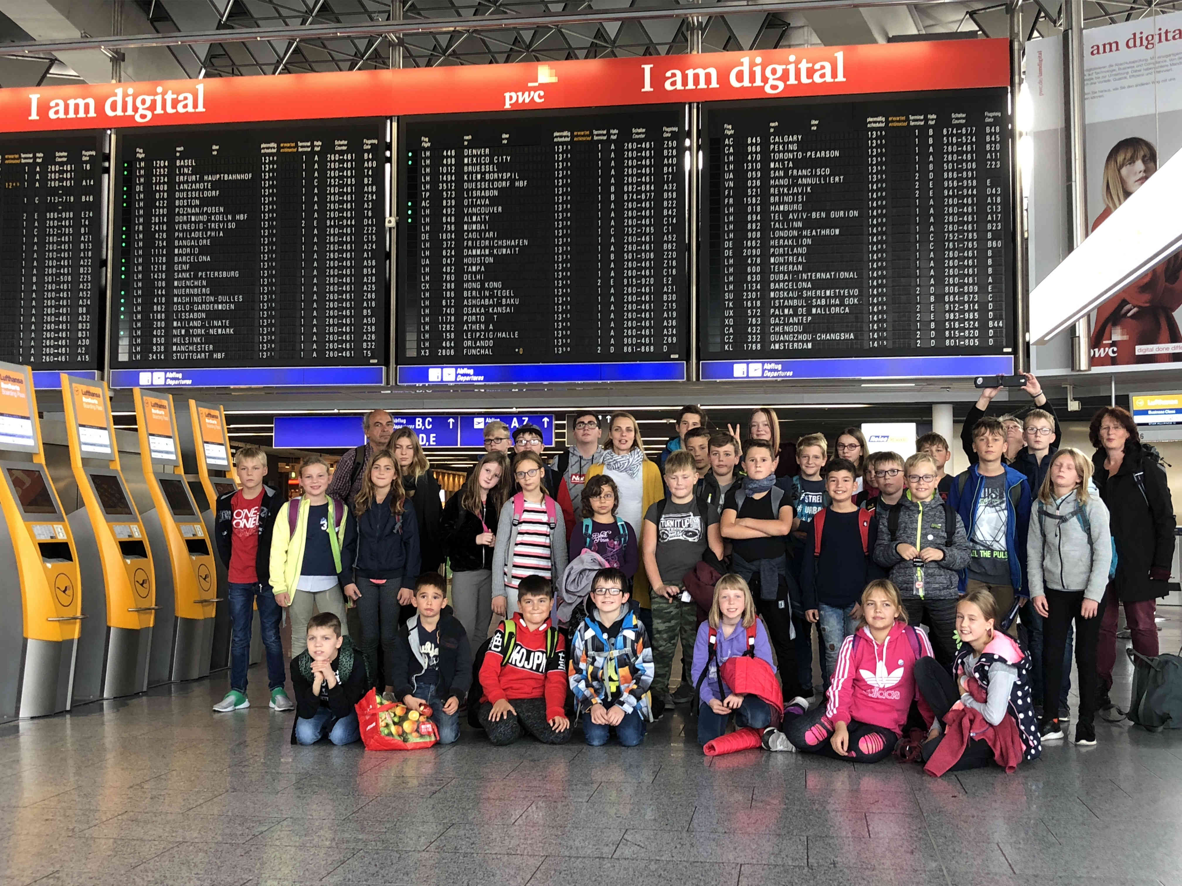 Die Kinder und Jugendlichen auf dem Flughafen in Frankfurt.