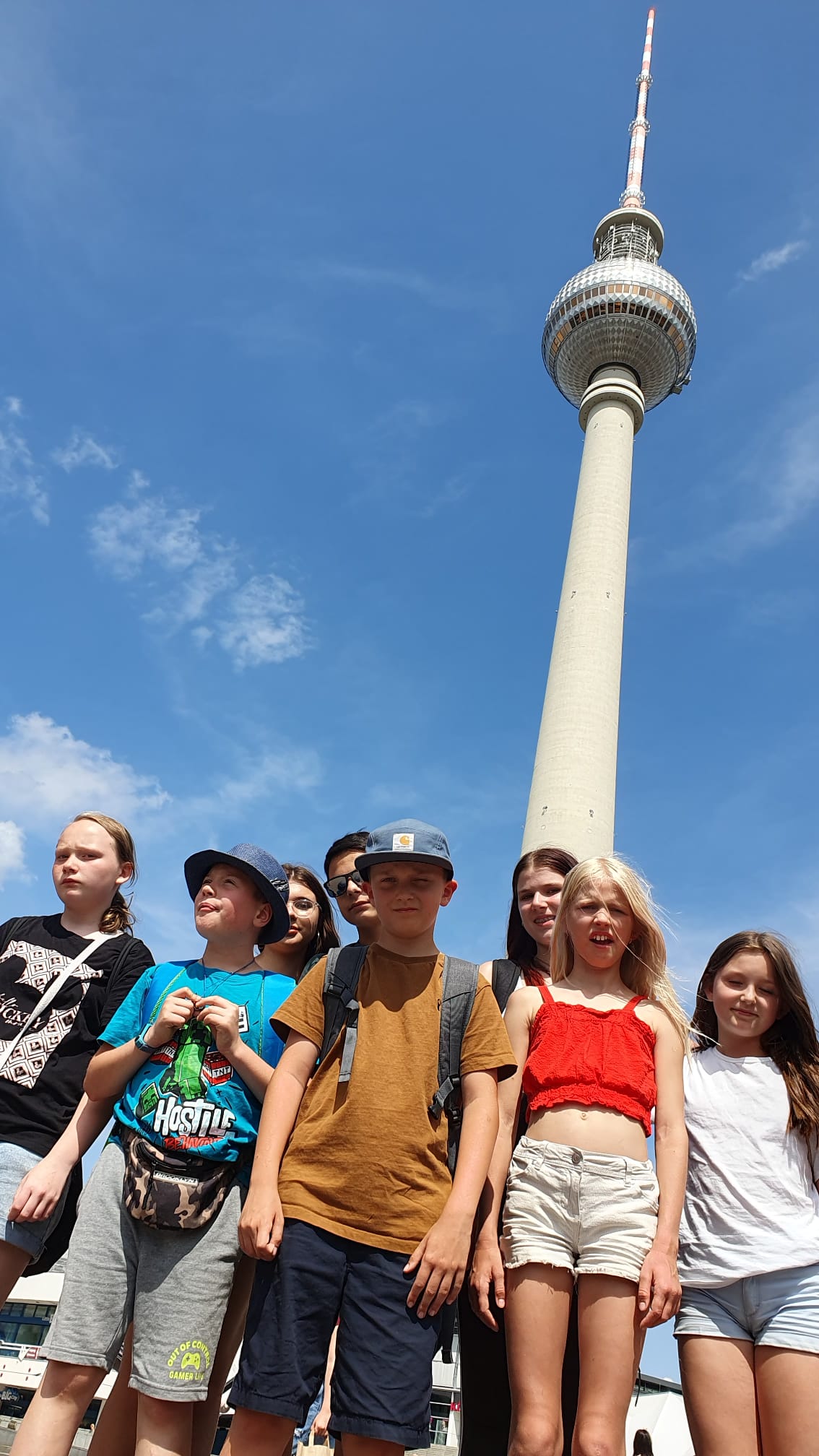 Die Kinder und Jugendlichen vor dem Berliner Fernsehturm.