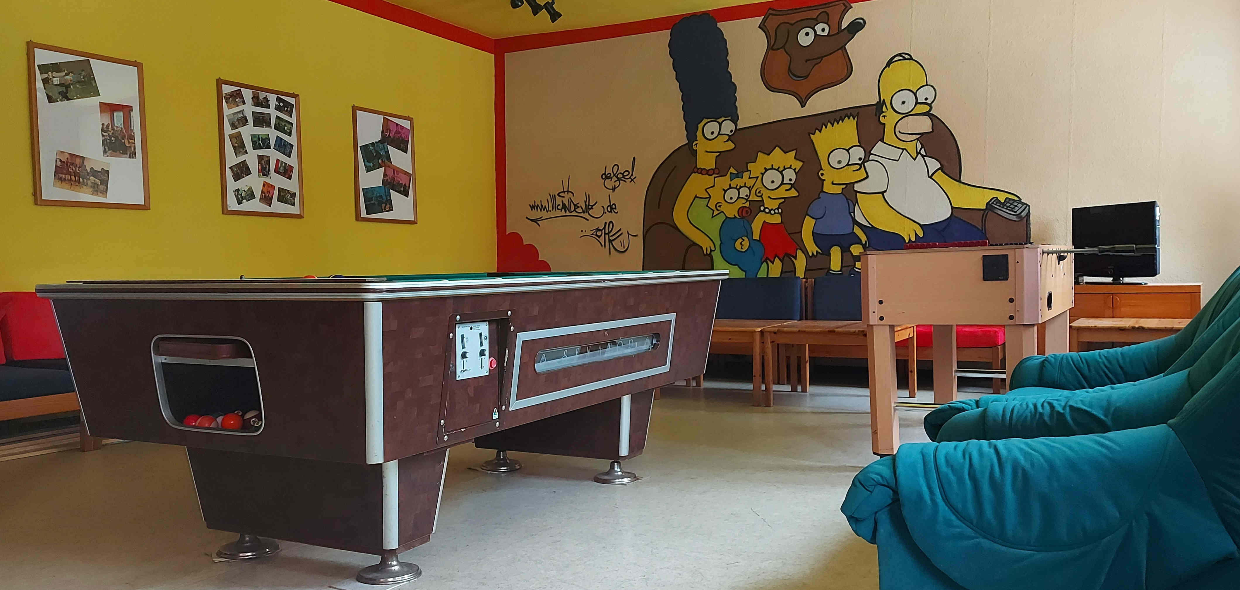 Blick in den Jugendclub EXIL mit Billard und Tischkicker.